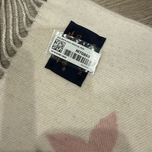 Louis Vuitton Pink and Gray Logo Scarf - Picture 4 of 4